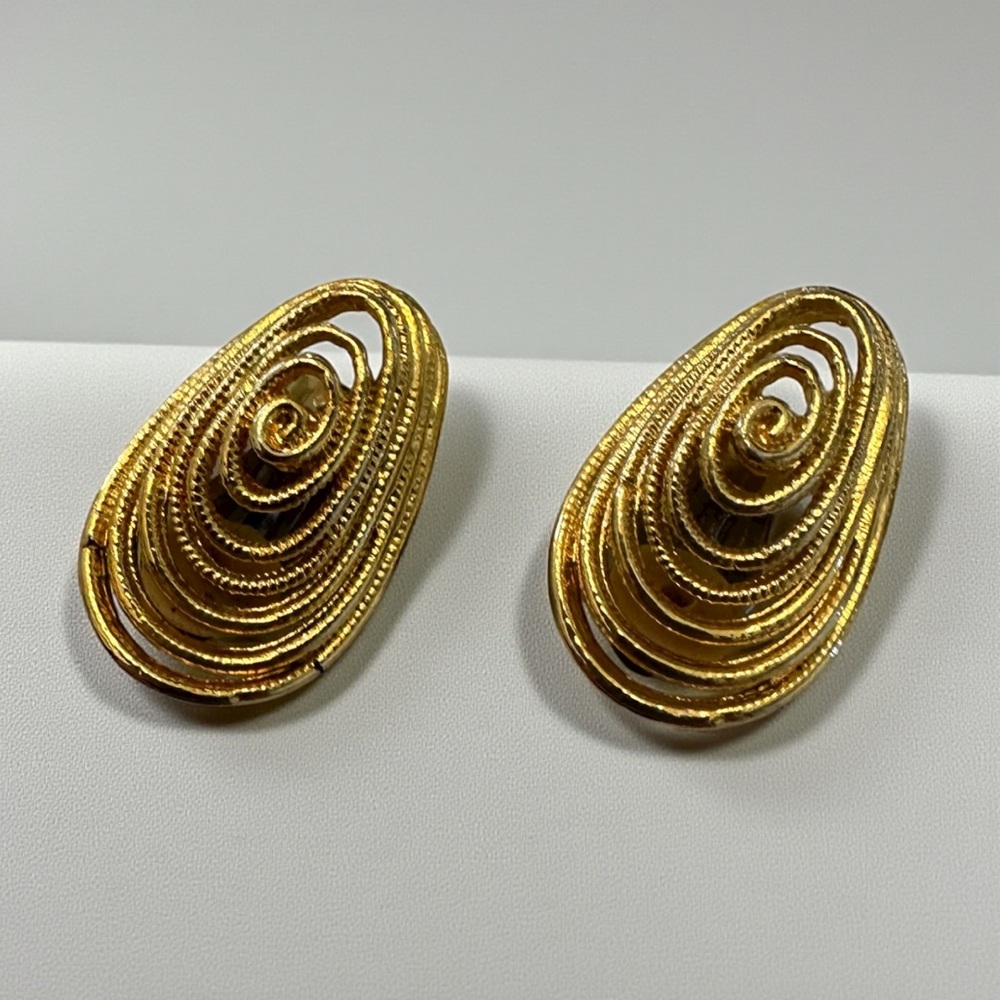 Vintage ‘80s Elegant Gold Spiral Clip On Estate Earrings